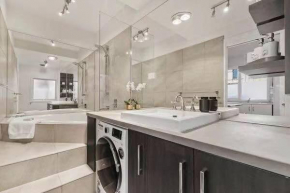 Cheerful 2 rooms, large balcony with hot tub, Melbourne